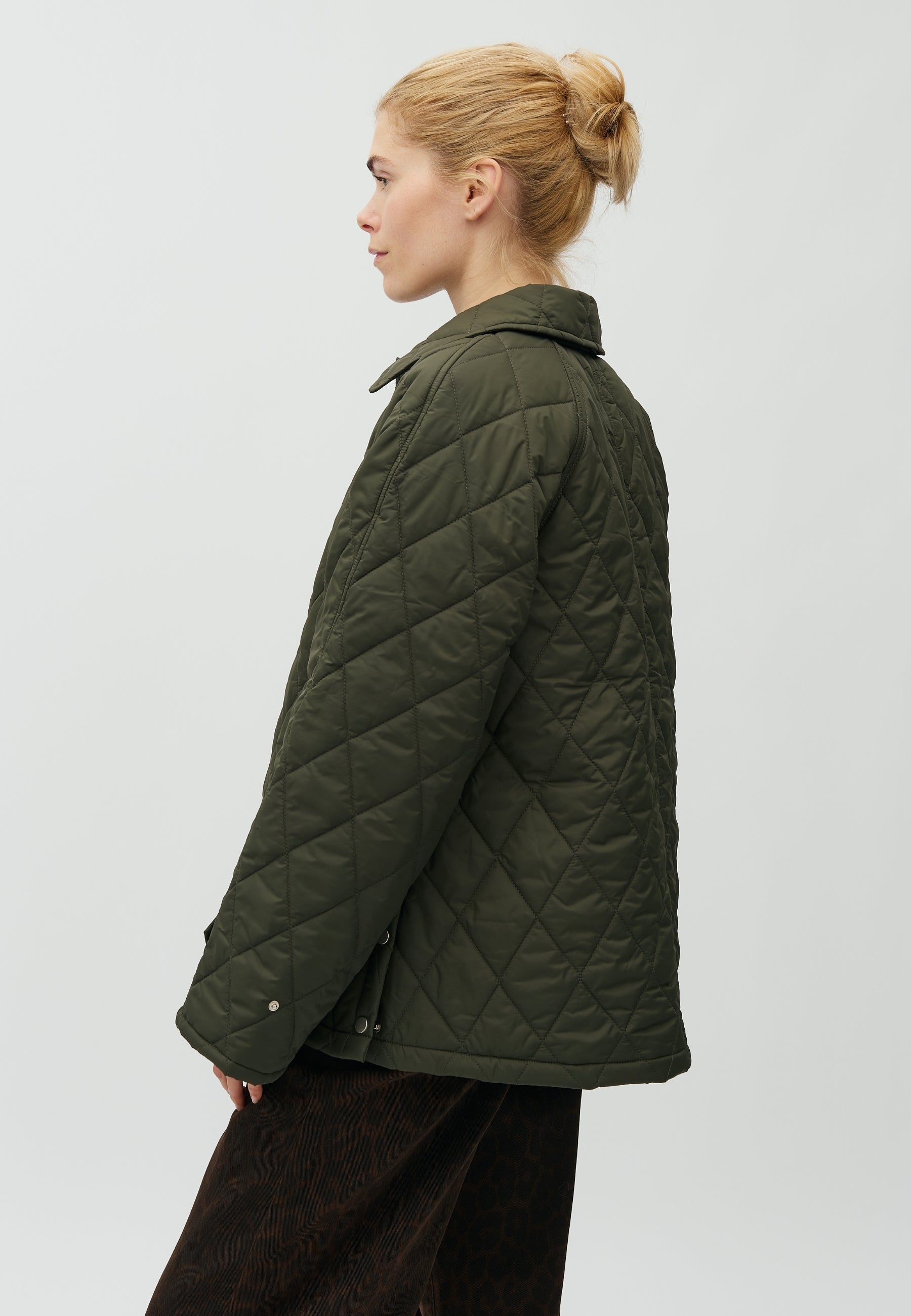 Elcina-M_Warm Olive_Model_3