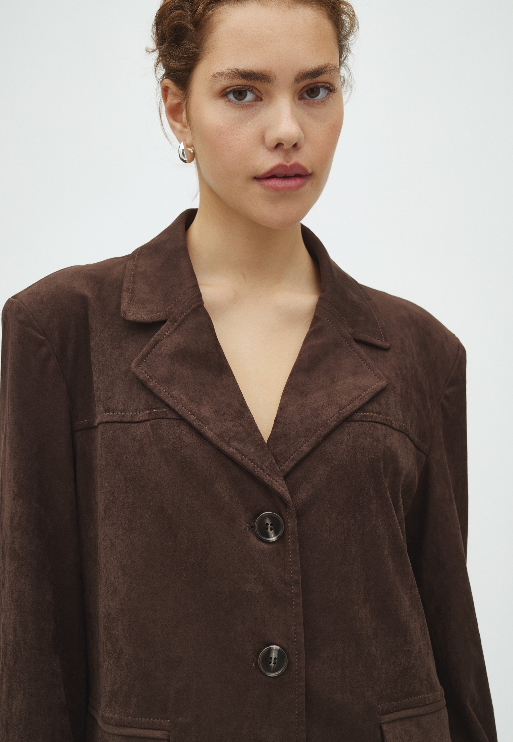 Mabea-M_Dark Brown_Model_1